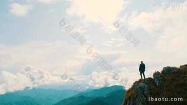 男人站在山顶